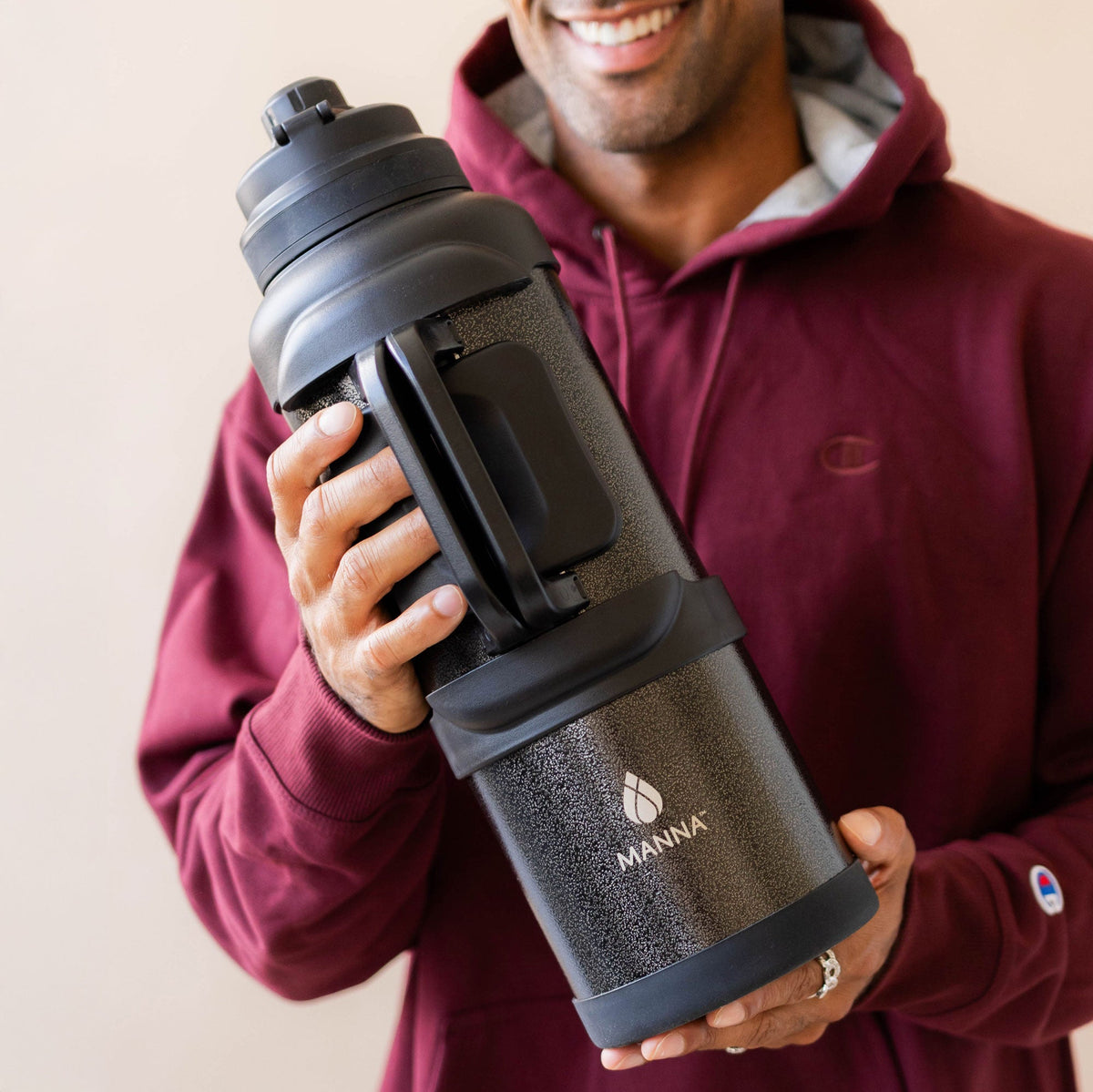 4l-titan-bottle-135-oz-y9 5Manna_Website_Lifestyles-29.jpg
